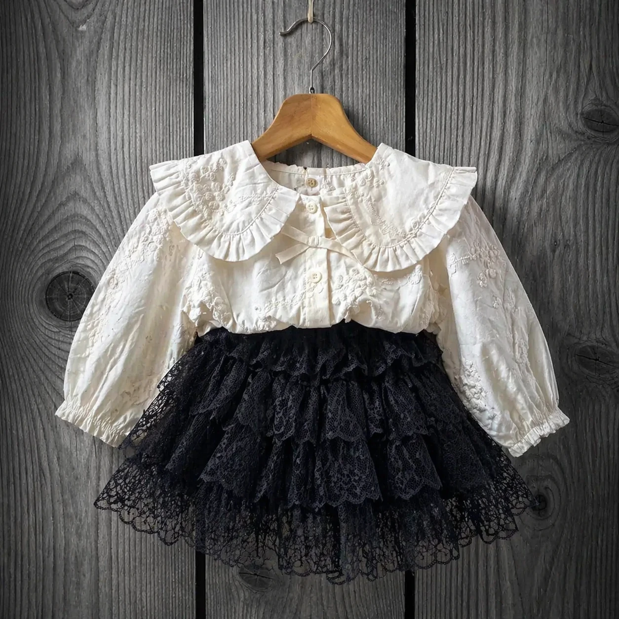 cream-blossom-blouse-black-tulle-skirt-girls 1026 شومیز کرم گل شکوفه و دامن تور مشکی تصویر لباس دخترانه شامل شومیز کرم طرح گل شکوفه با یقه بزرگ و دامن تور مشکی مناسب مهمانی کودک