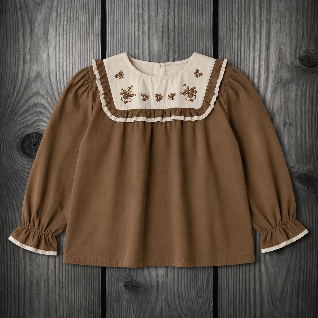 1086 girls-brown-cotton-blouse-cream-embroidered-collar 2 شومیز کتان قهوه ای یقه کارشده کرم با پارچه نخ پنبه بدون آبرفت و گلدوزی ظریف روی یقه؛ انتخابی راحت و شیک برای استایل روزمره و مهمانی کودک.