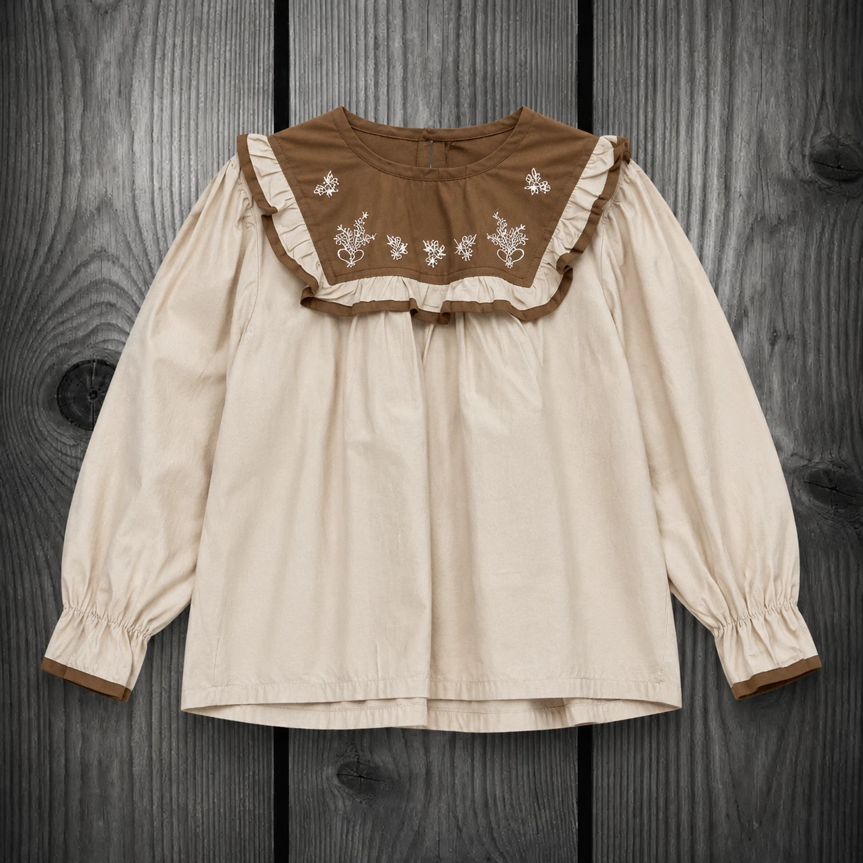 1086 girls-cream-cotton-blouse-brown-embroidered-collar 1 شومیز کتان کرم یقه کارشده قهوه ای با گلدوزی ظریف و آستین بلند دخترانه