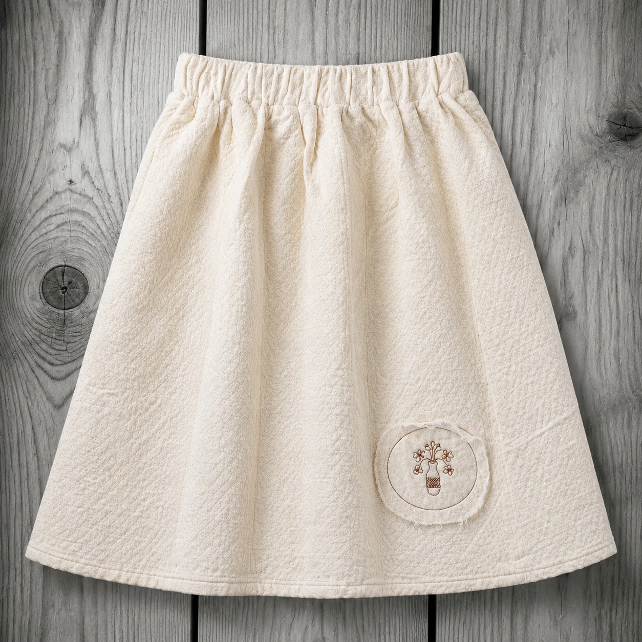 1090 girls-two-tone-hemp-skirt-cream-black 1 دامن کنفی دورنگ کرم و مشکی دخترانه با کمر کشی و گلدوزی گلدان گل در لبه دامن